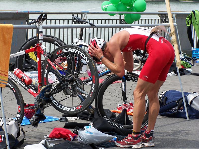 57.JPG - Den Helm sollte er schon abnehmen vor dem Laufen....