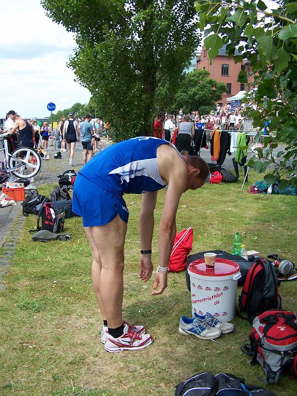 64.JPG - Noch schnell ein paar Dehnübungen...