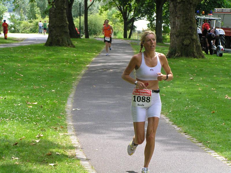 70.jpg - Die Laufstrecke ist diesmal auf 3 Runden aufgeteilt, die in Richtung Beuel und zurück zur Wechselzone verlaufen