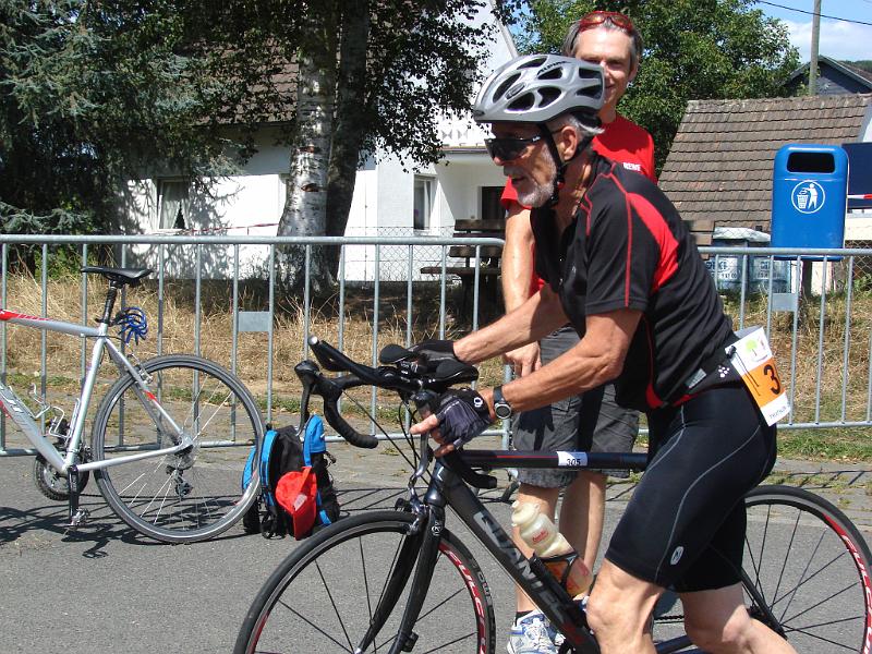 110.JPG - Dierk kommt von der Radstrecke