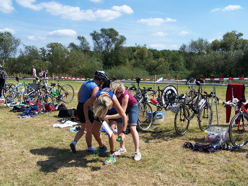 130.JPG - Wieder die nette Startnummern-Assistentin :-)