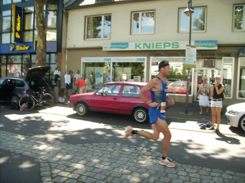 134.jpg - Bernd wenige Meter vor dem Ziel Martplatz Hennef