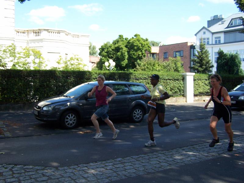 142.JPG - Anja und Anne begleiten Gisele ins Ziel