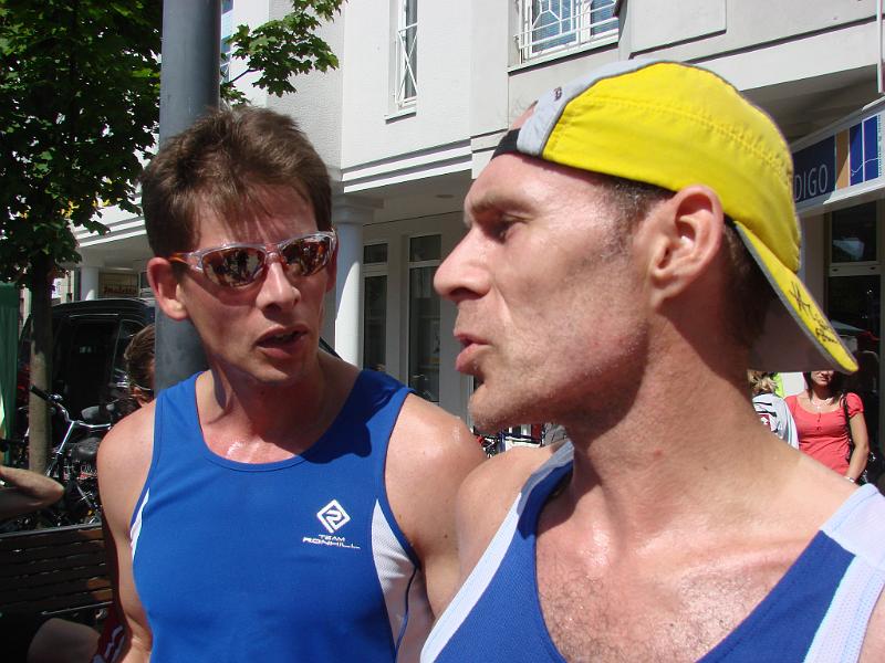 151.JPG - Klaus und Thorsten tauschen sich über die Strecke aus