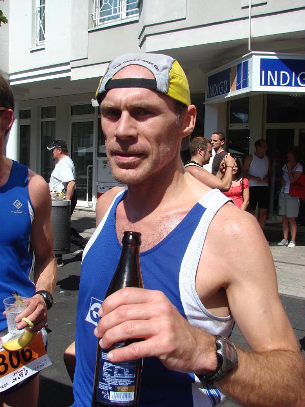 153.jpg - Thorsten mit dem wohlverdienten Bier