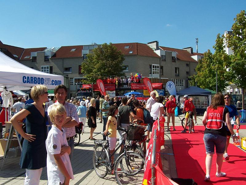 161.JPG - Die Siegerehrung findet auf dem Hennefer Marktplatz statt
