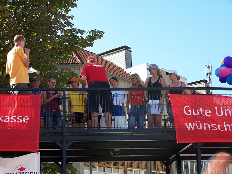 168.JPG - Die Siegerehrung der Frauenstaffeln...