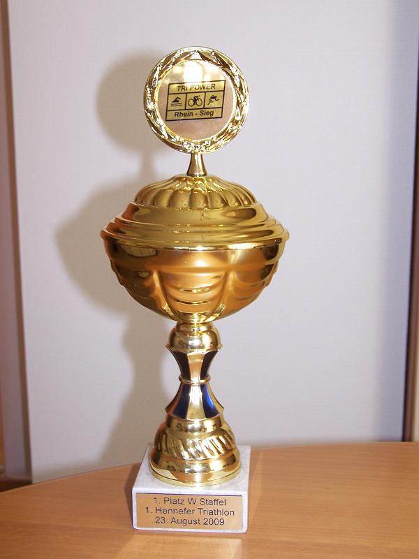 177.JPG - Der Pokal unserer 1. Frauenstaffel