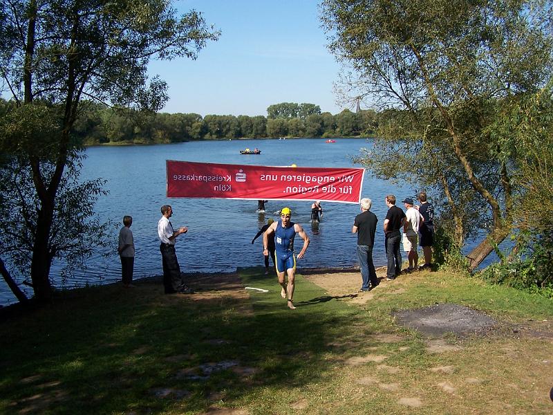 18.JPG - Nicht über den roten, aber über einen grünen Teppich kommt man aus dem Wasser heraus