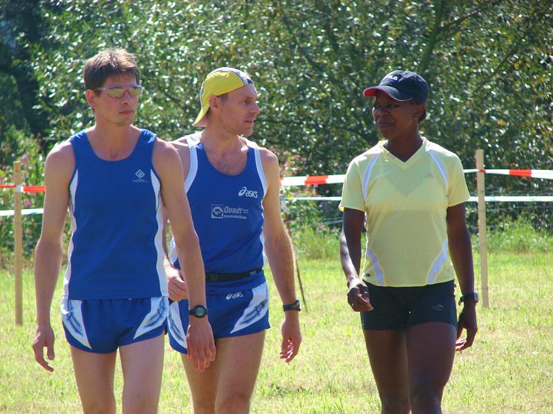 46.jpg - Noch sind die Läufer entspannt, etwas Zeit bleibt Ihnen noch