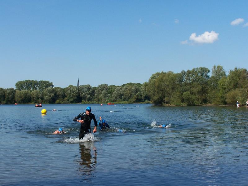 47.JPG - Der erste Schwimmer