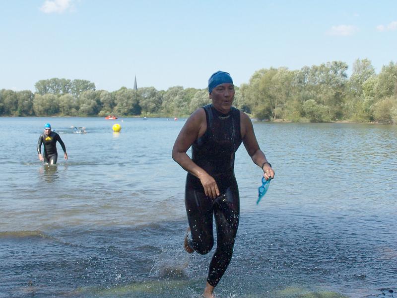 50.JPG - Antje kommt aus dem Wasser...