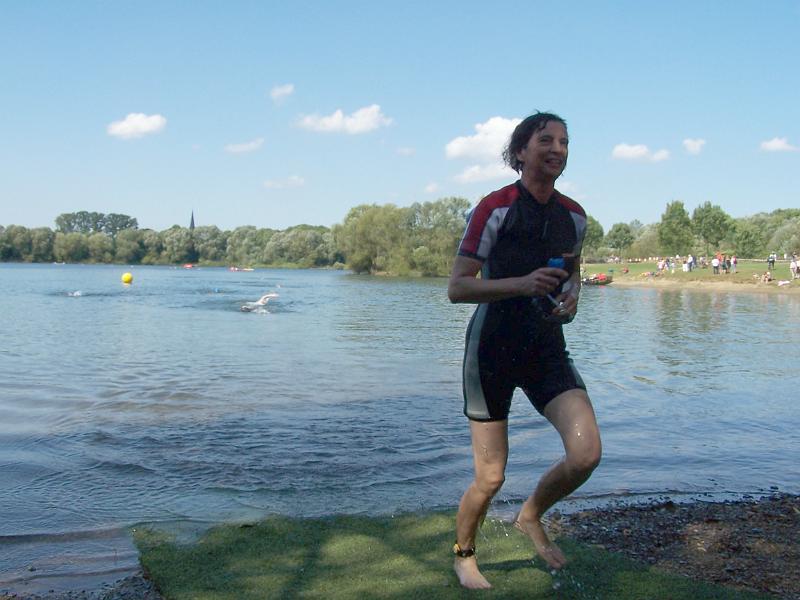 64.JPG - Silvia hat die Schwimmstrecke hinter sich...