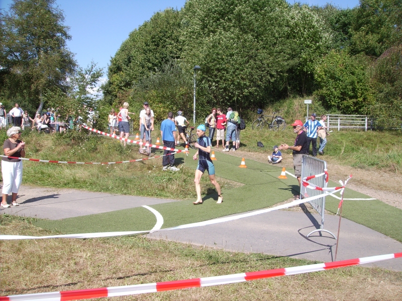 72.jpg - Birgit auf dem Weg zum Wechselplatz