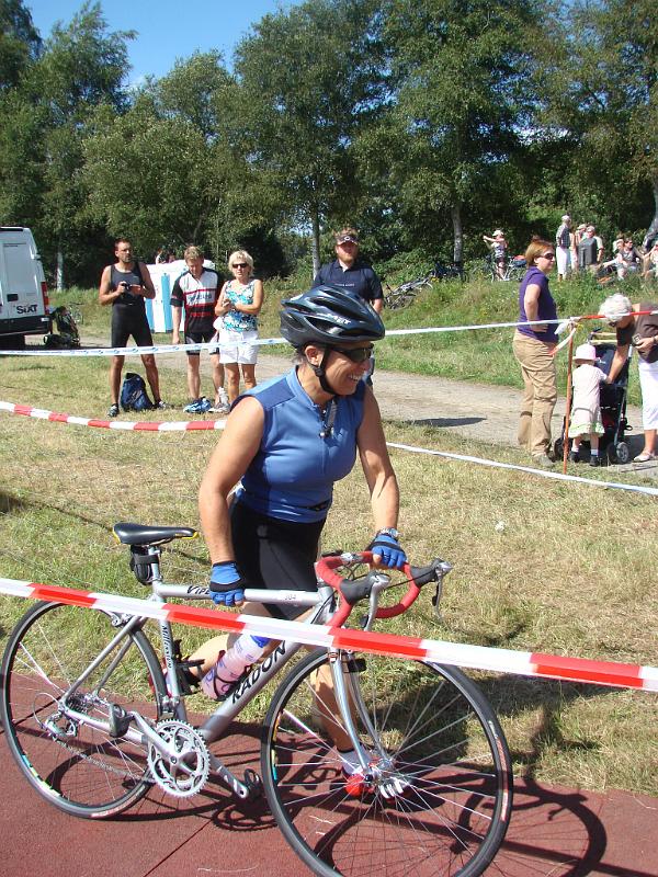 75.jpg - Brigitte geht auf die Radstrecke