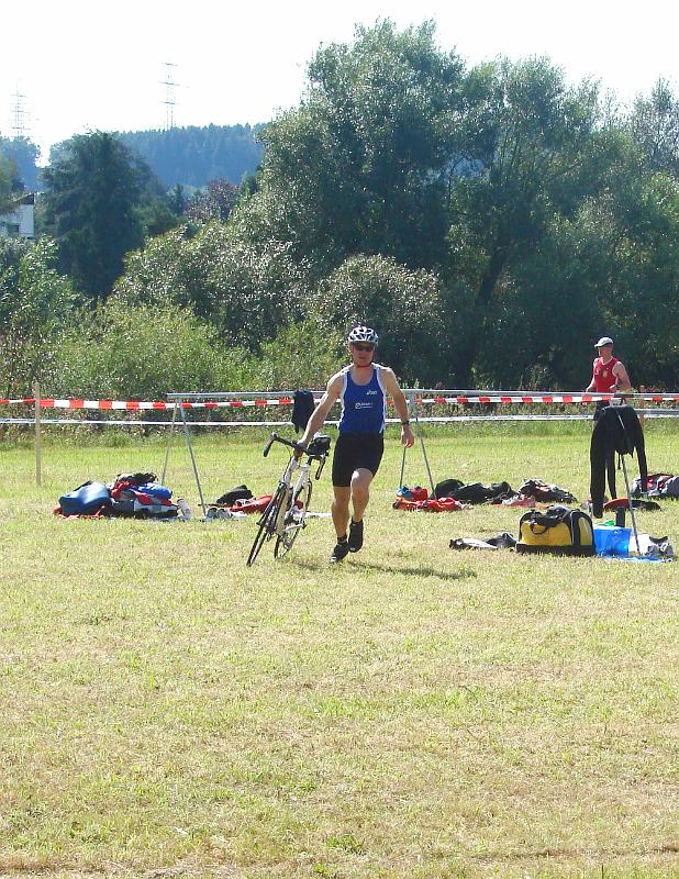 76.jpg - Jörg rennt zum Ausgang der Wechselzone