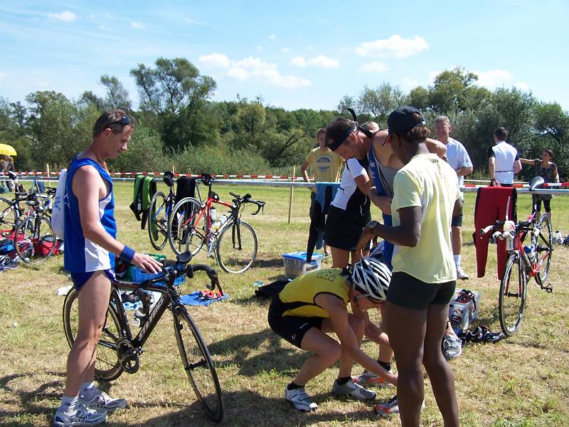 87.JPG - Chip und Startnummer übergeben...