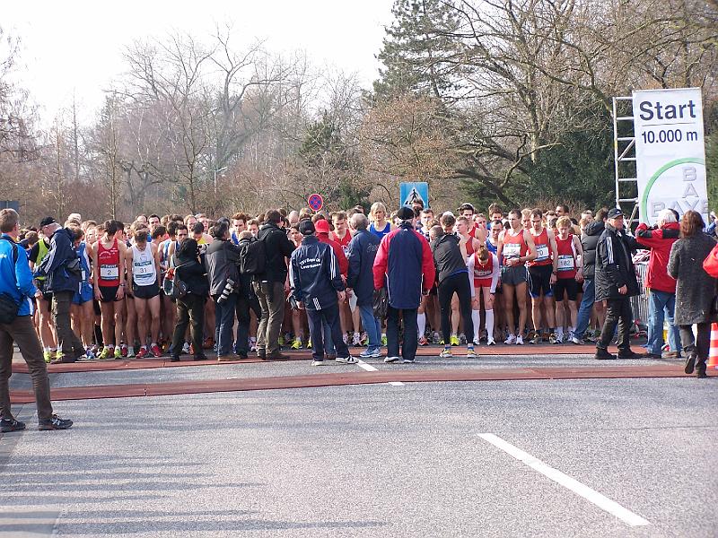 05.JPG - Gleich wird der Elitelauf gestartet - 10 km - 4 gro&szlig;e Runden - für L&auml;ufer unter 40 min Zielzeit (Foto: Olaf Kucher)