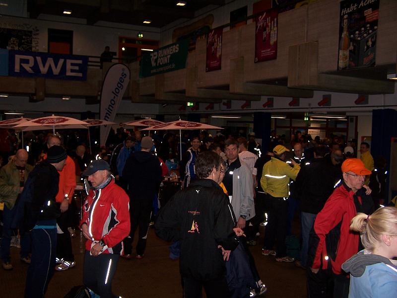 01.JPG - Die L&auml;ufer sammeln sich in der Sporthalle Pulheim
