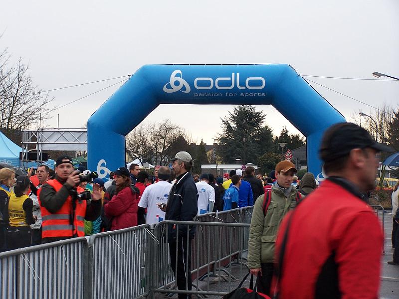 12.JPG - Am Start versammeln sich schon die Startl&auml;ufer