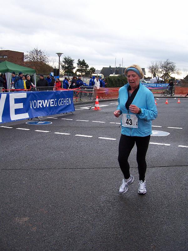 43.JPG - Uschi nach 5 km