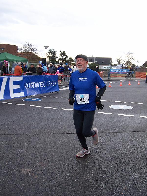 45.JPG - Dierk nach 10 km - und wieder mit origineller Kopfbedeckung ;-)