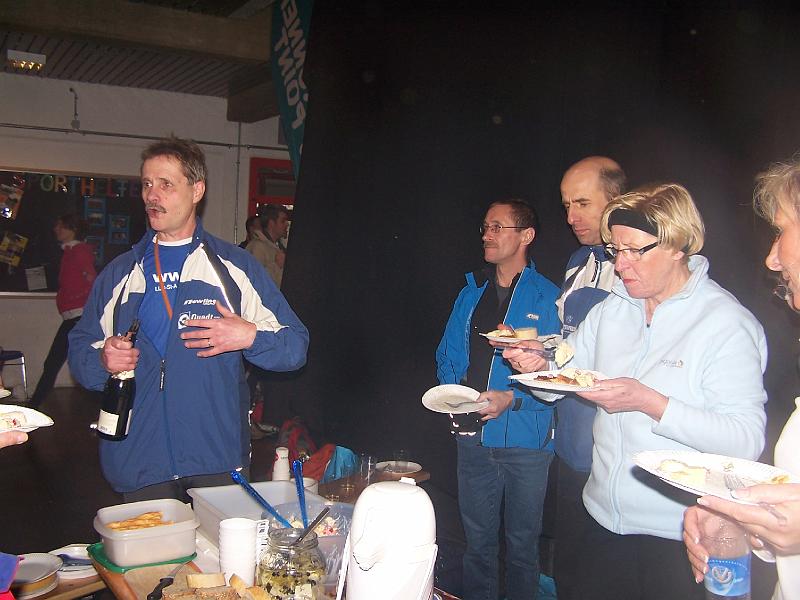 53.JPG - Jetzt wird gefuttert und gefeiert