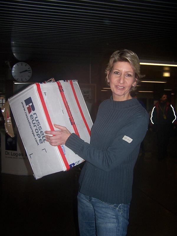 54.JPG - Marion erh&auml;lt f&uuml;r ihre gute Organisation ein gro&szlig;es Geschenk...