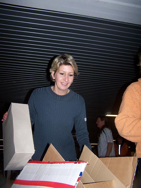 55.JPG - ... und packt es aus ...