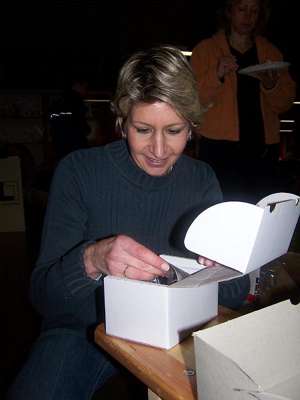 56.JPG - ... und packt es weiter aus ...