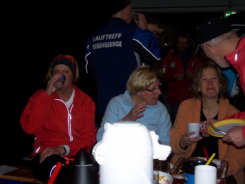 58.JPG - Was erz&auml;hlt Dierk den Damen da wieder?