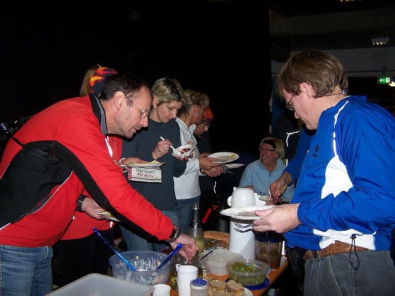 62.JPG - Das Buffet wird gest&uuml;rmt
