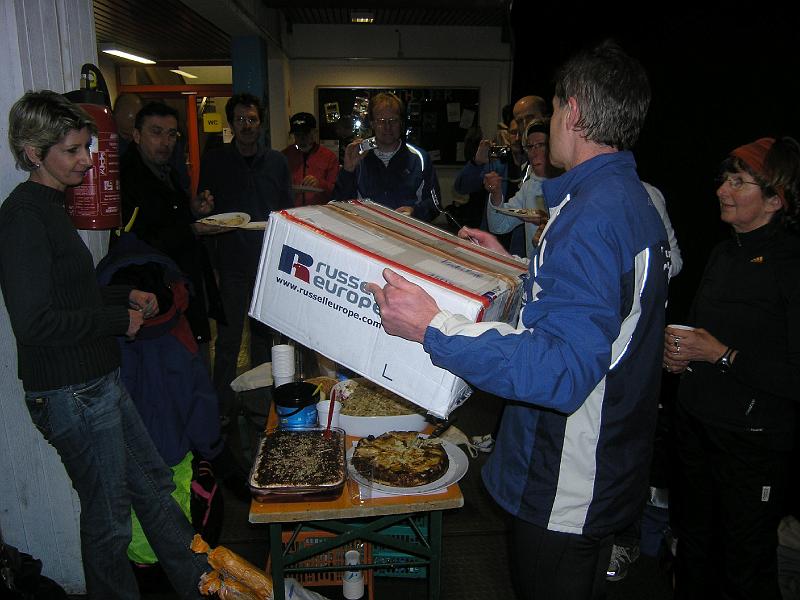 25.JPG - Udo mit einem kleinen Pr&auml;sent f&uuml;r Marion