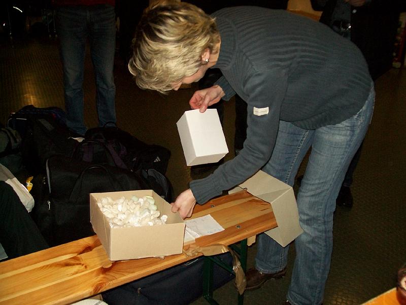 25_1.jpg - Was mag da wohl drin sein? Es wird ja immer kleiner.