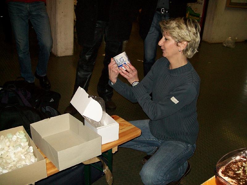 27_1.jpg - ... und findet die Tasse echt gut