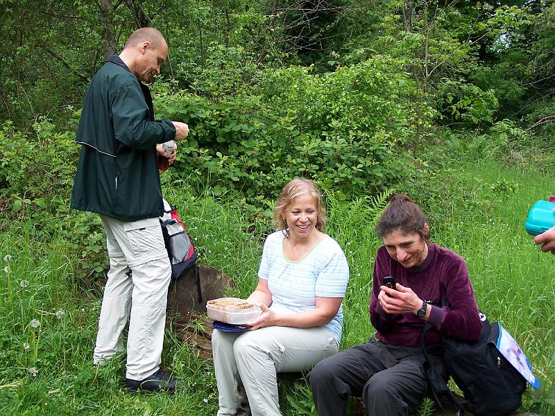 08.JPG - Birgit ist begeistert von ihrem Handy...