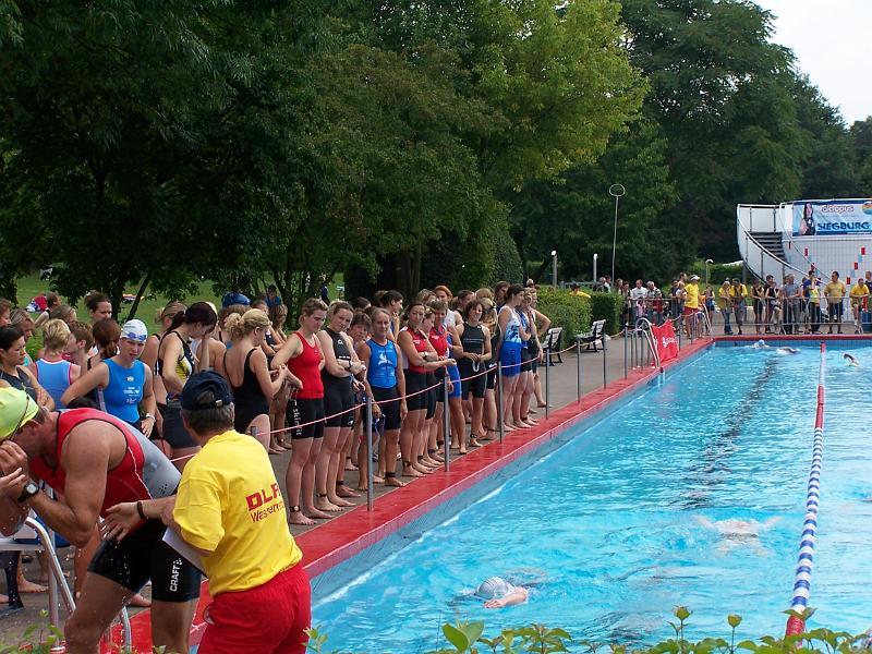 02.JPG - Die Damen der Startgruppe 8 warten schon am Beckenrand