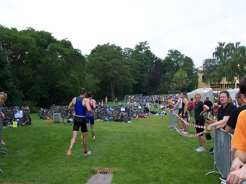 03.JPG - Die Männer aus Startgruppe 7 auf dem Weg in die Wechselzone