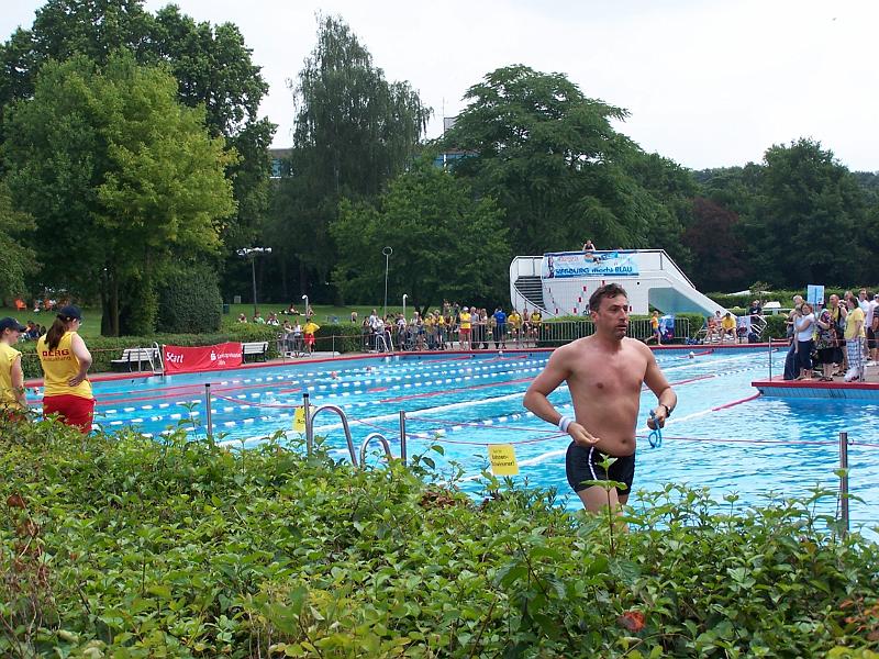 04.JPG - Frank hat das Schwimmen geschafft und rennt in die Wechselzone