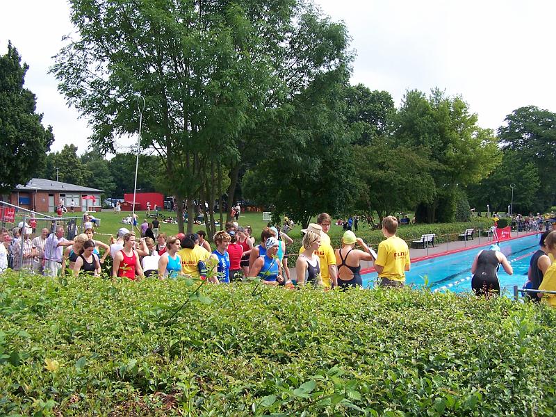 06.JPG - Jetzt dürfen die Damen zum Start