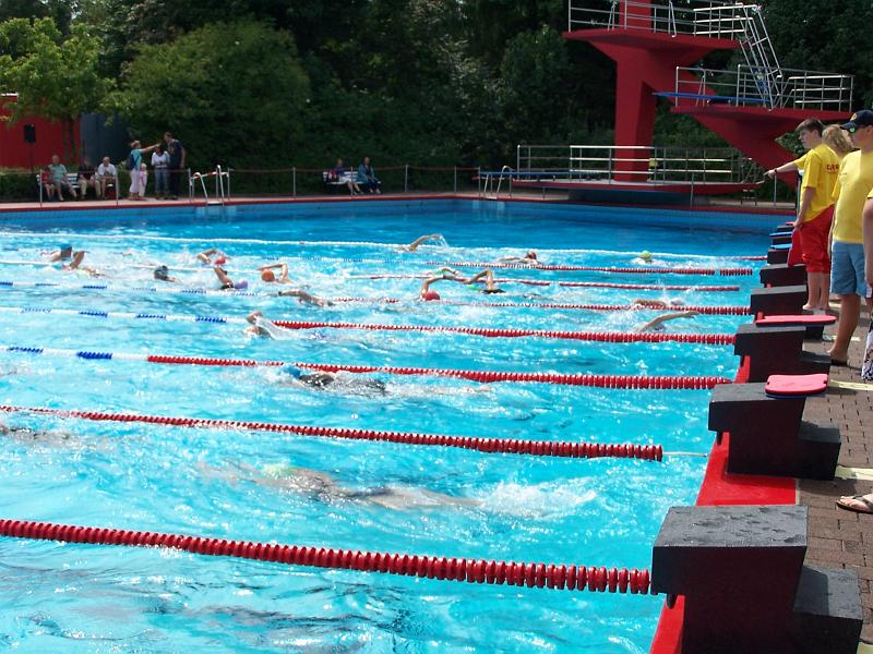 09.JPG - Das Wasser brodelt und die Damen ziehen flott ihre Bahnen