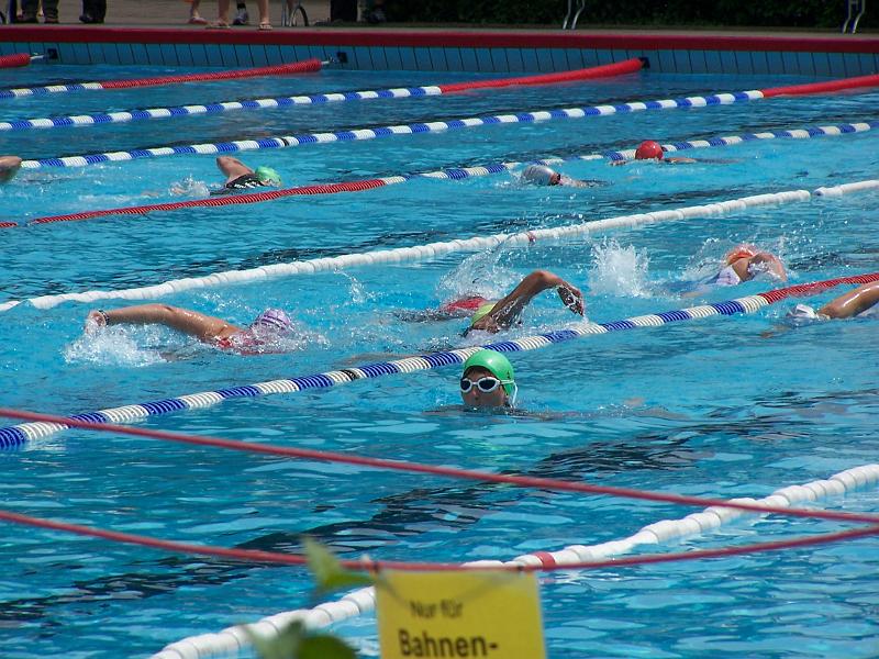 12.JPG - Bald ist die Schwimmstrecke für Anne geschafft