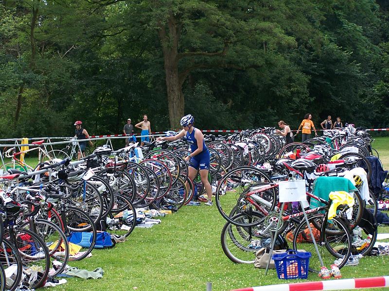 14.JPG - Die erste Frau aus Startgruppe 9 ist am Wechselplatz...