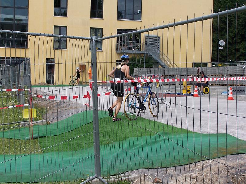 17.JPG - Hier geht es hinaus auf die 20 km Radstrecke