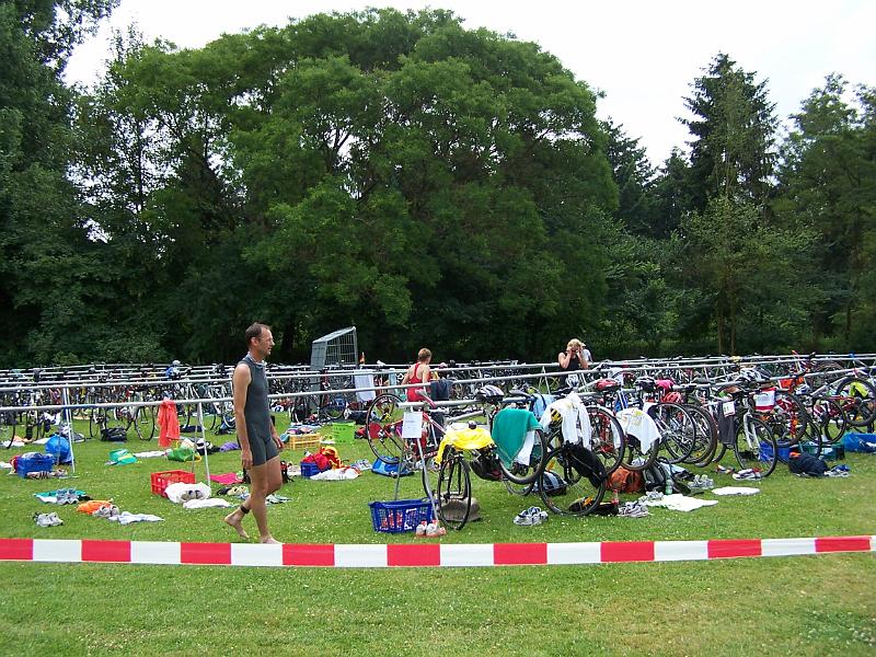 20.JPG - Bernd, schon in Anspannung und Konzentration vor seinem Start - wartet aber jetzt auf Anne