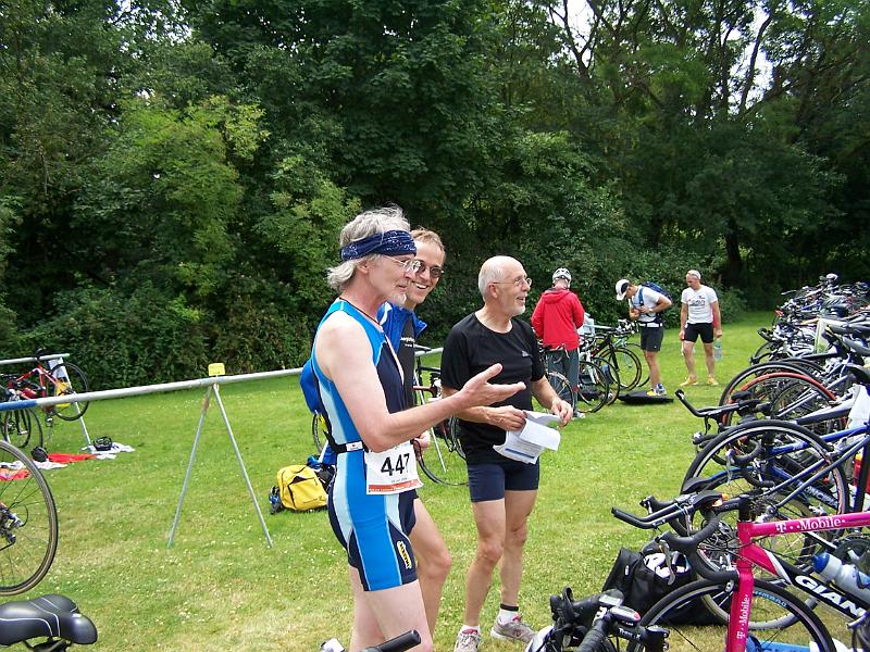 22.JPG - Gerhard, Norbert und Dierk ganz entspannt im Gespräch....
