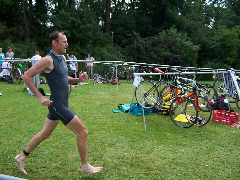 32.JPG - Bernd hat es geschafft, er ist aus dem Wasser und rennt zu seinem Rad