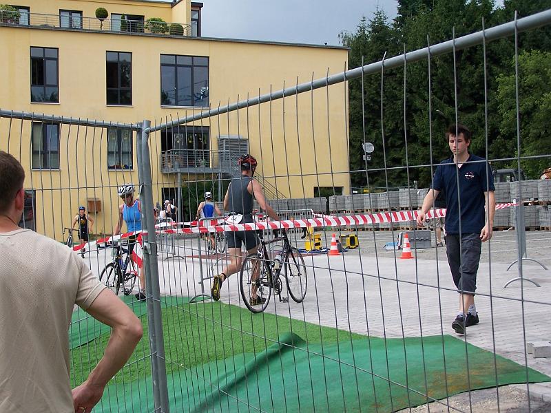 34.JPG - Schon läuft er in Richtung Radstrecke aus der Wechselzone - 20 km auf dem Rad liegen jetzt vor ihm