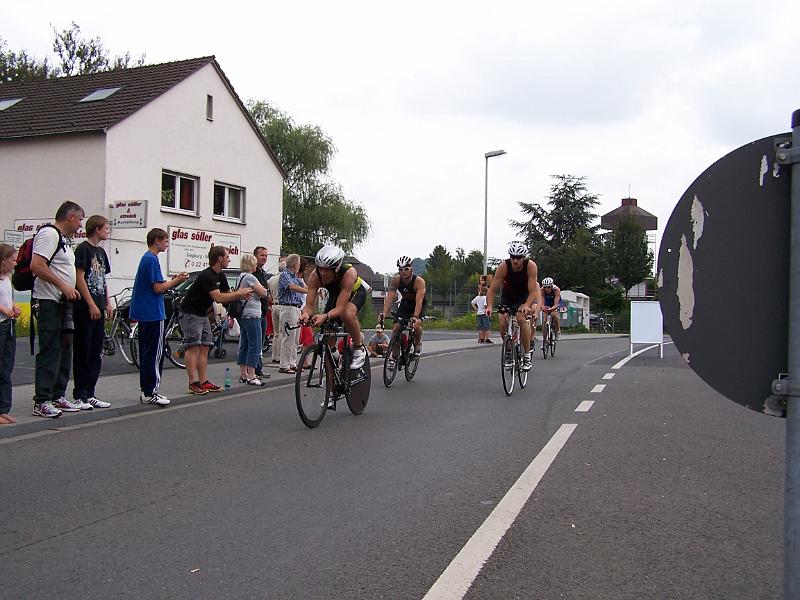 36.JPG - Hier muss man sich schon auf den engen Kreisel konzentrieren, um nicht zu stürzen