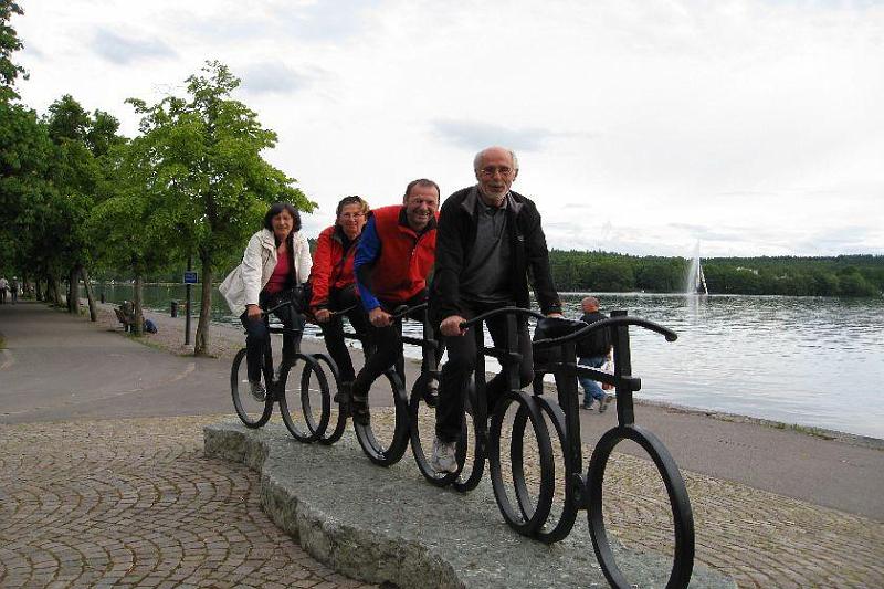 01.JPG - Übung fürs Windschatten fahren? Rosalie, Anne, Bernd, Dierk